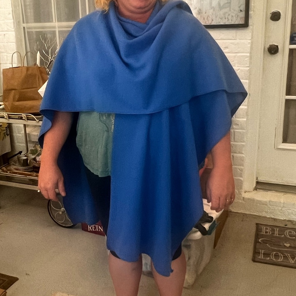 25% off of listed price.Vintage cape/wrap. Very warm. Used but in good condition